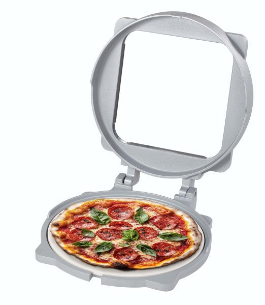 Pizza in einem offenen Ofen.