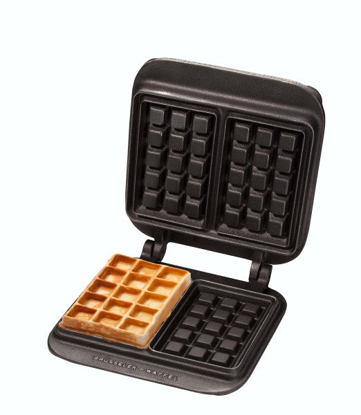 Waffeleisen mit frischer Waffel.