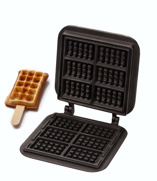 Waffeleisen mit Waffel am Stiel.