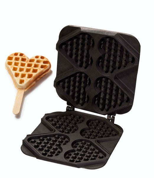Herzförmige Waffelmaschine mit Waffel.