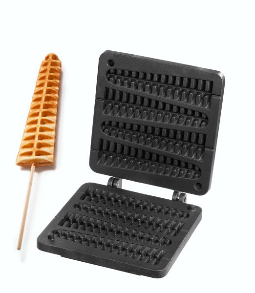 Waffeleisen mit Waffel am Stiel.