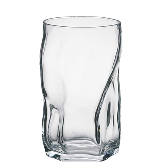 Verzerrtes Trinkglas aus Glas.