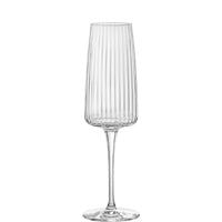 Sektglas mit Rillenmuster.