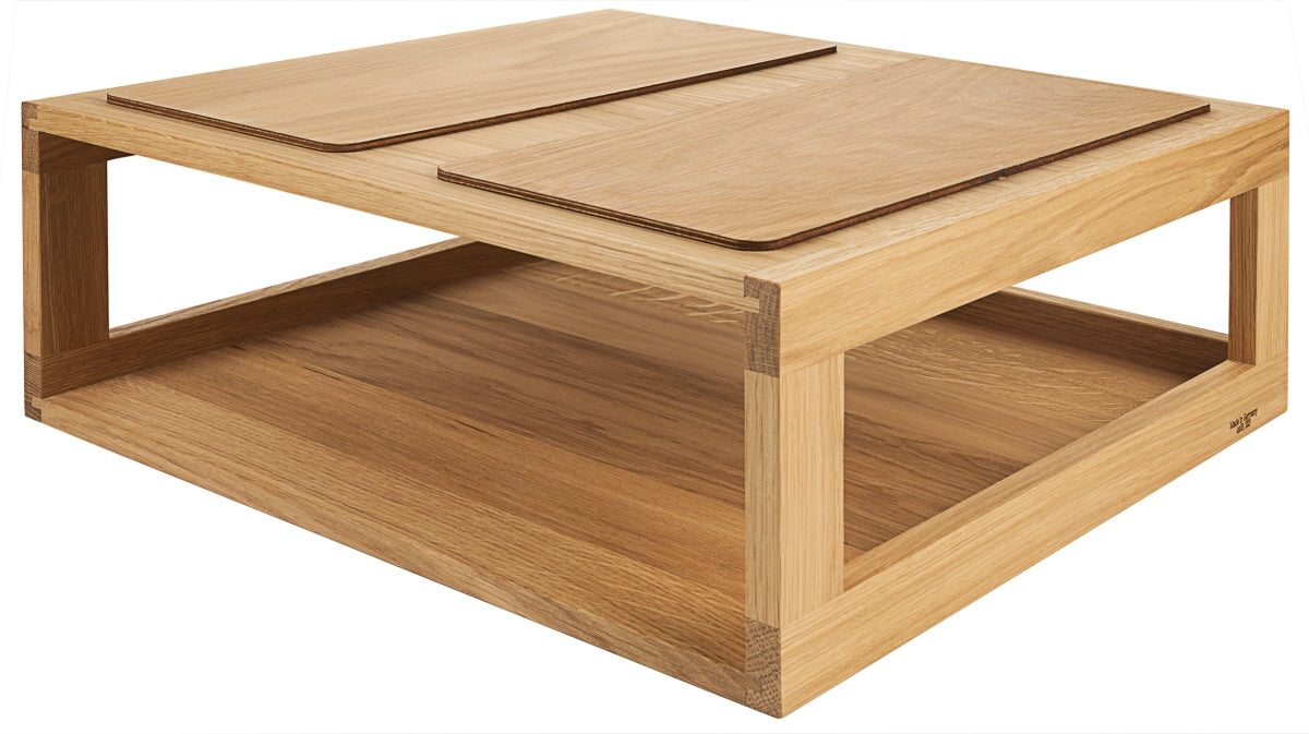 Holztisch mit Ablagefläche