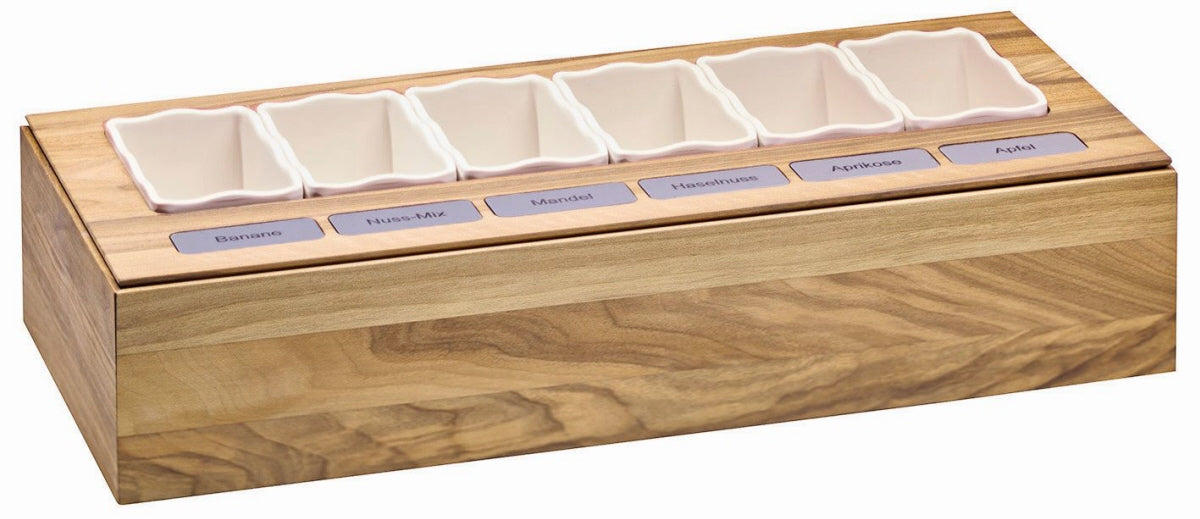 Gewürzbehälter mit Gewürzen und Labels