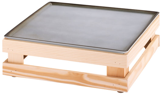 Gusseiserne Teppanyaki-Platte auf Holzrahmen