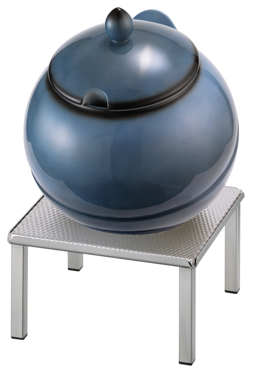 Großer blauer Wurstbräter auf Tisch