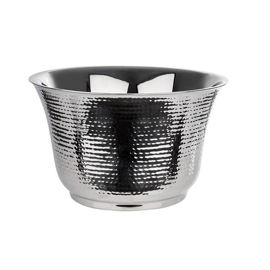 Silberne, gehämmerte Metallschale.