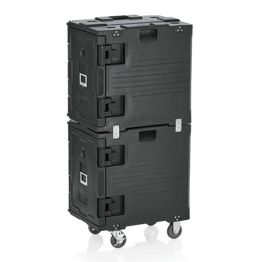 Schwarze Transportboxen auf Rollen.