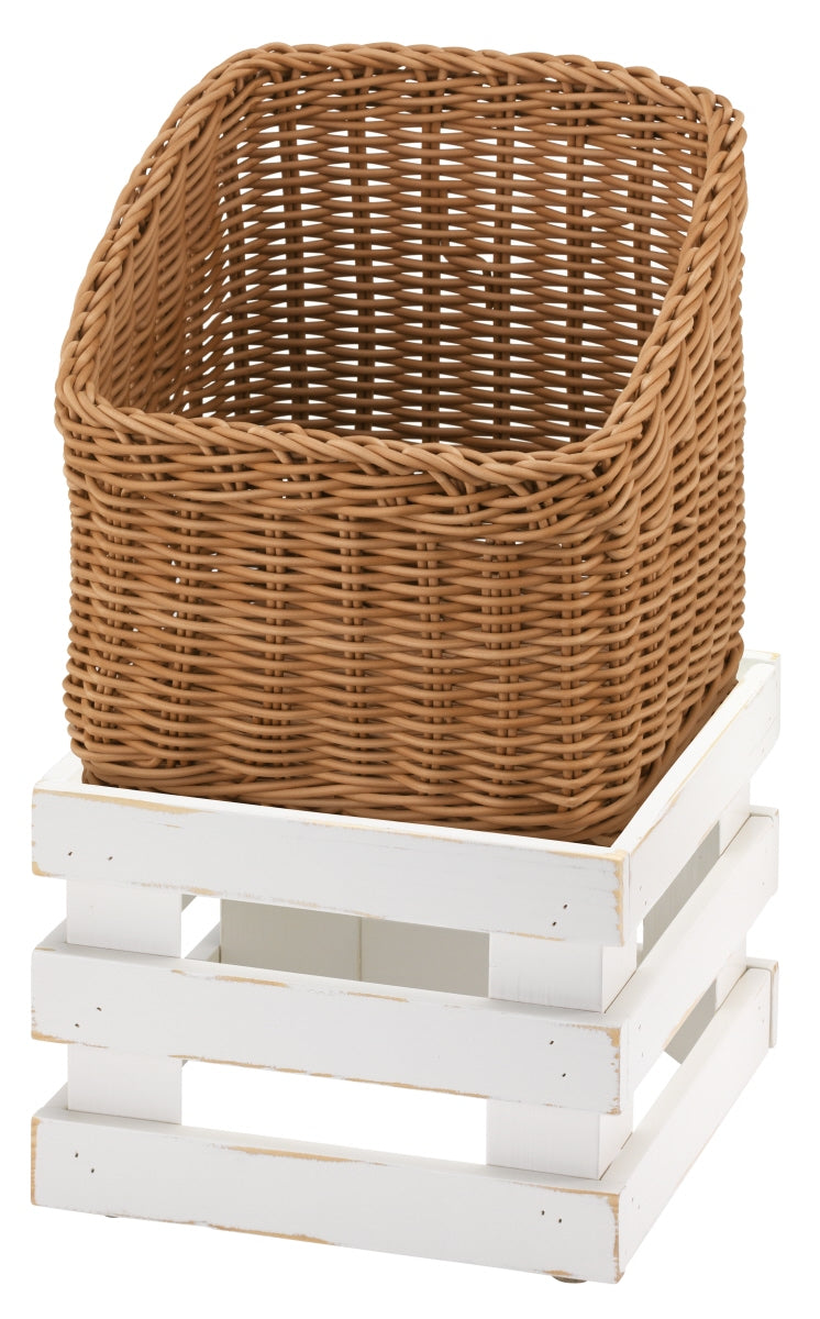 Brotkorb auf weißen Holzpaletten