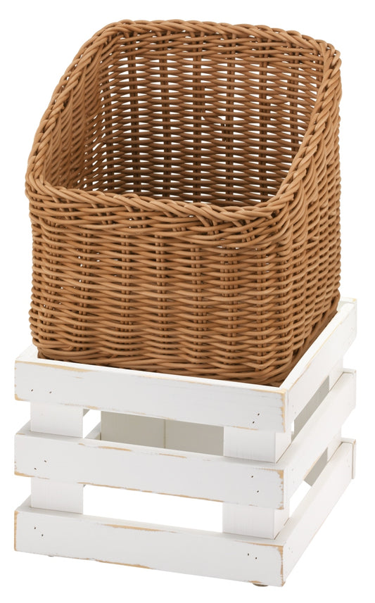 Brotkorb auf weißen Holzpaletten