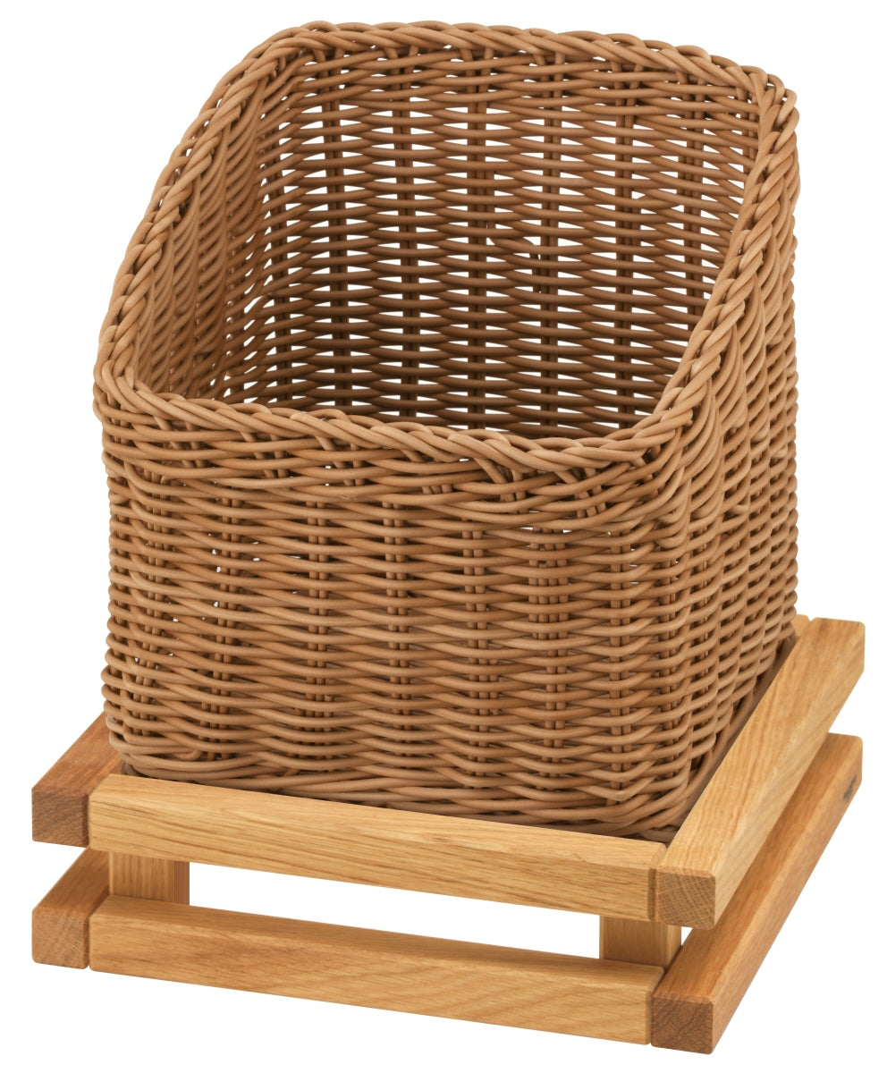 Wickerkorb auf Holzständer