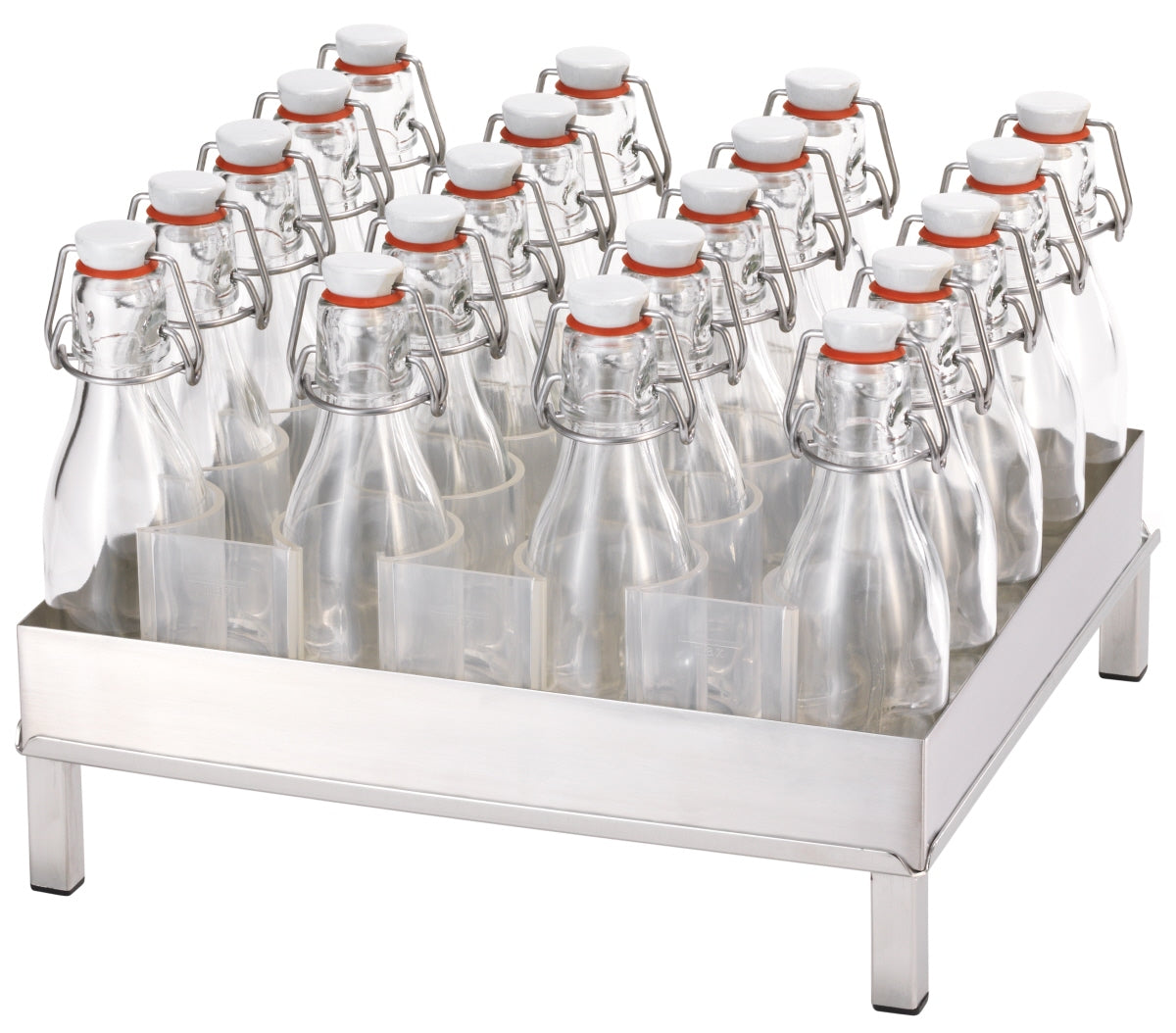 Leere Glasflaschen in Metallablage