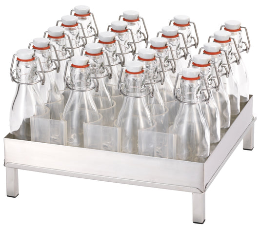 Leere Glasflaschen in Metallablage