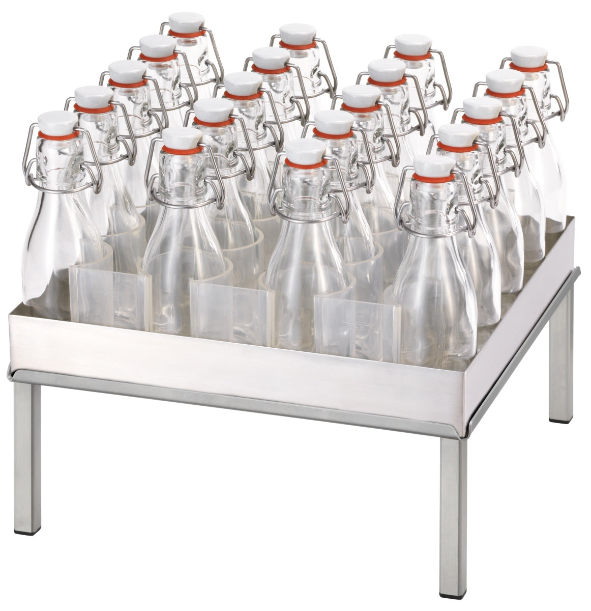 Leere Glasflaschen auf Edelstahltablett