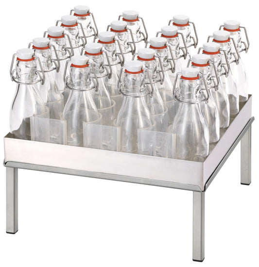 Leere Glasflaschen auf Edelstahltablett