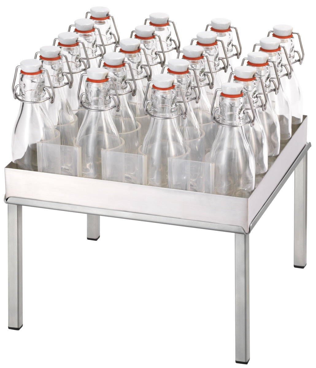 Leere Glasflaschen auf Tablett.