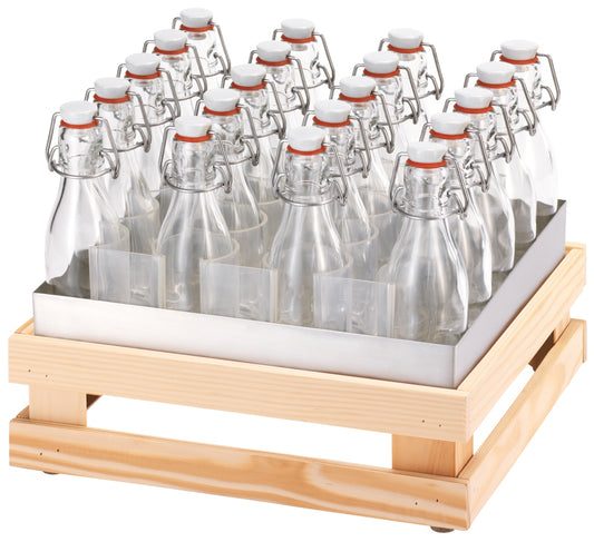Leere Glasflaschen in Holzkiste