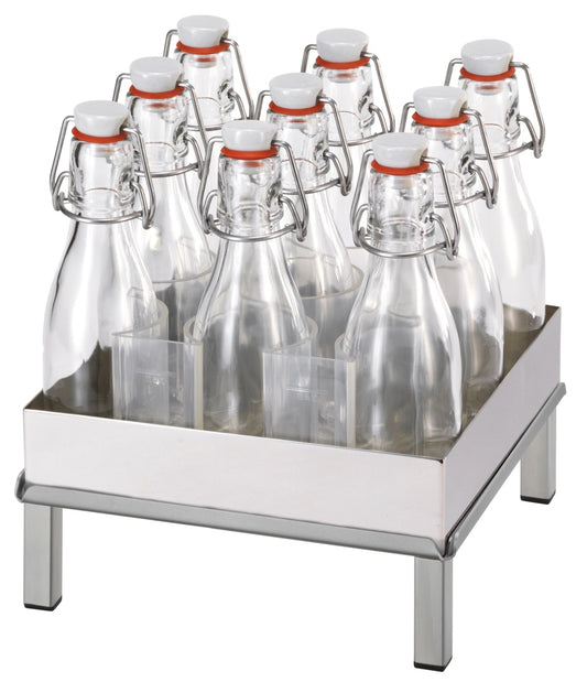 Leere Glasflaschen auf Tablett
