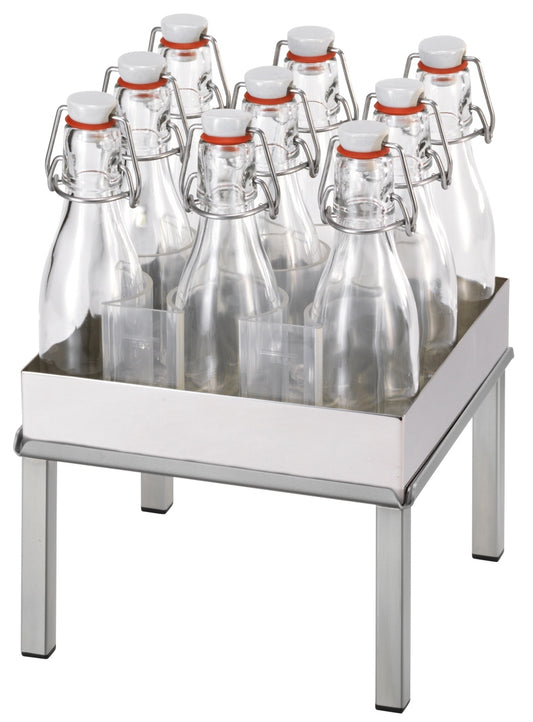Leere Glasflaschen auf Tablett