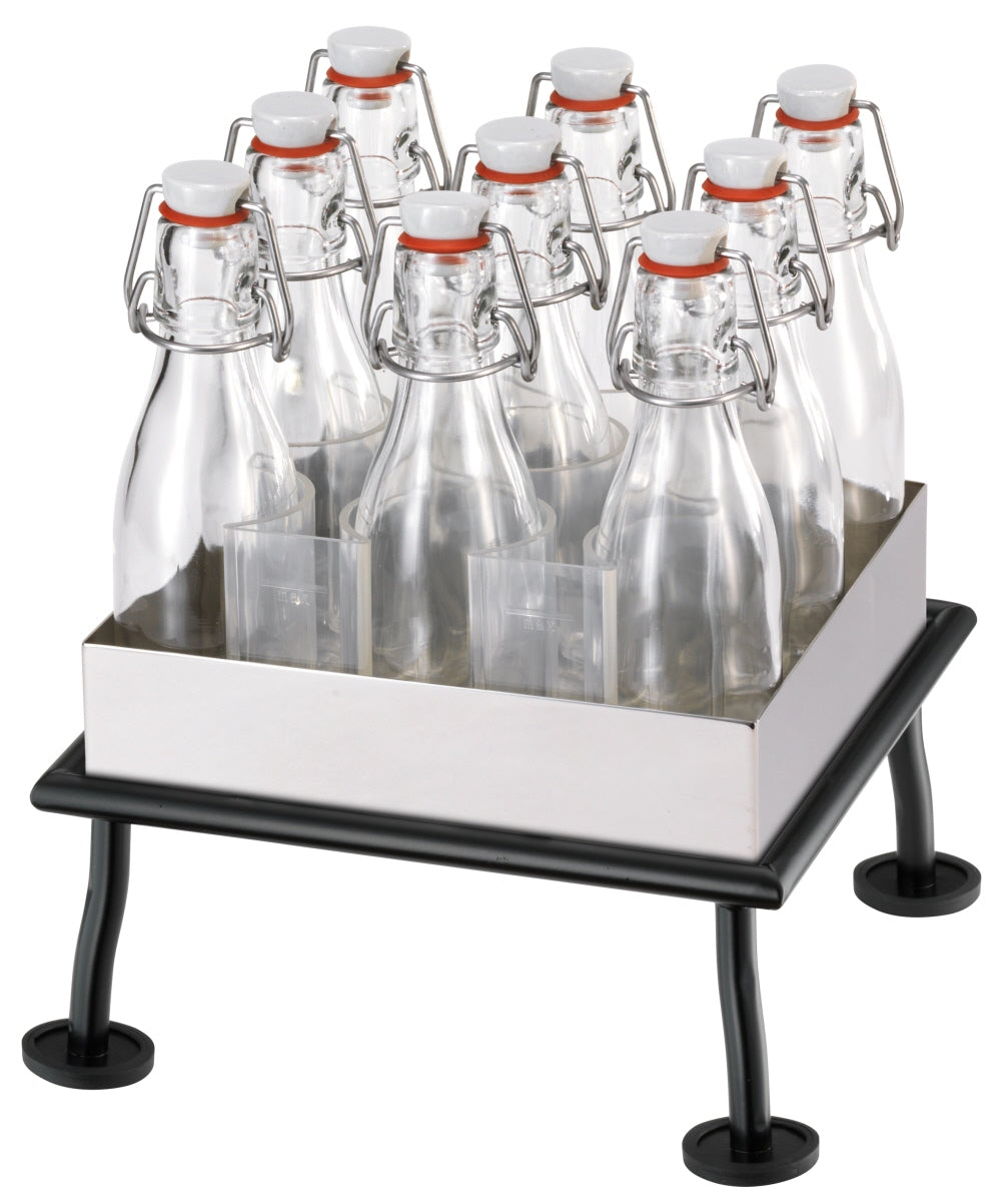 Bunte Glasflaschen auf Tablett