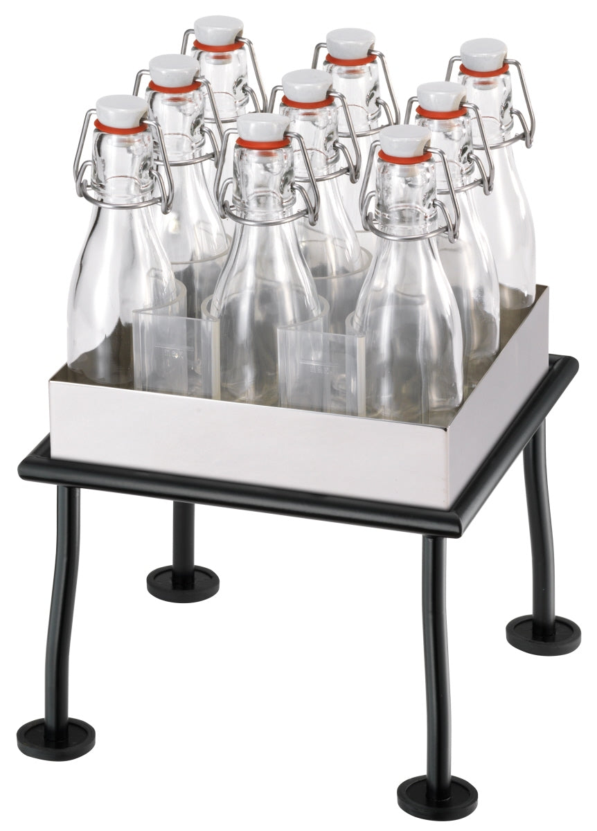 Leere Glasflaschen auf Tablett