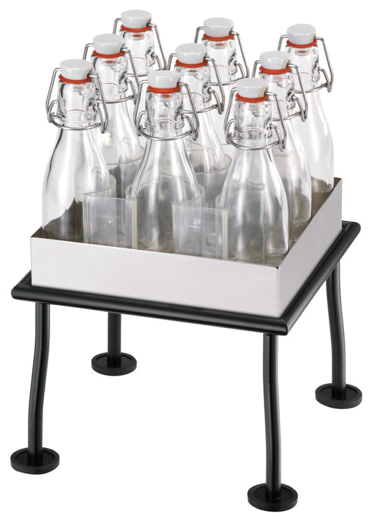 Leere Glasflaschen auf Tablett