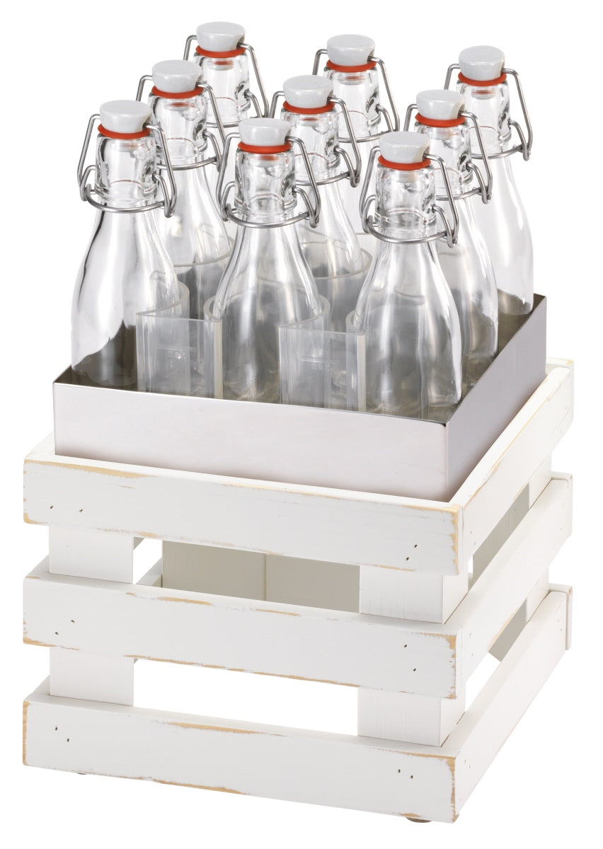 Leere Glasflaschen in Holzkiste