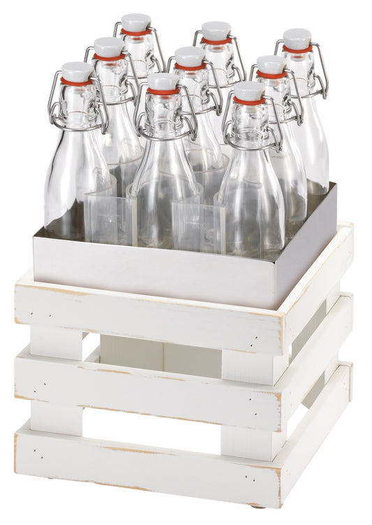 Leere Glasflaschen in Holzkiste