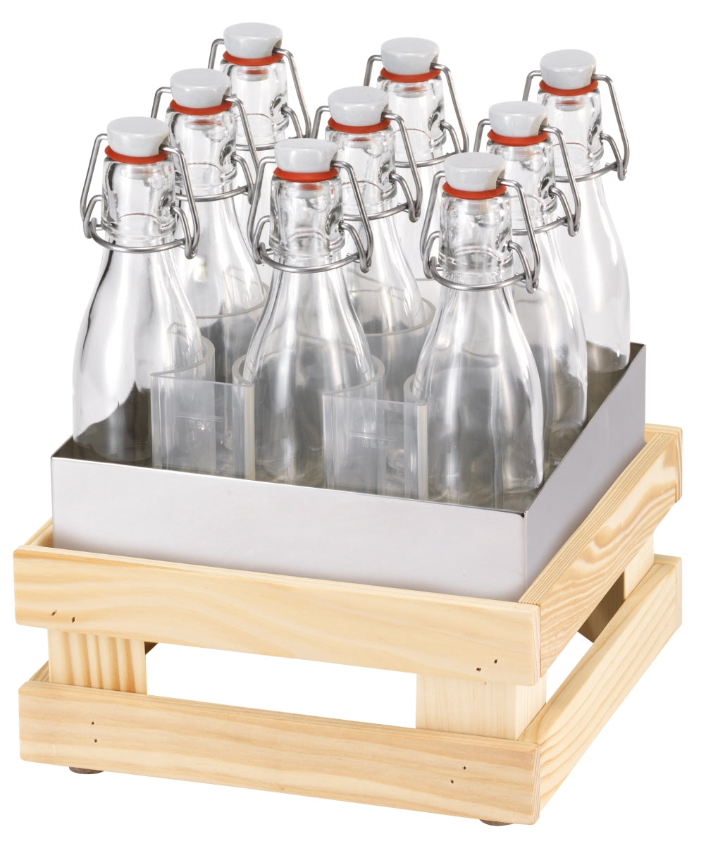 Leere Glasflaschen in Holzkiste