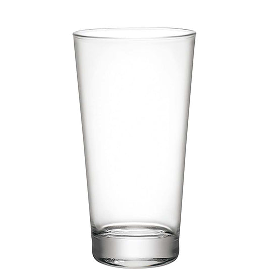 Leeres Trinkglas auf weißem Hintergrund.