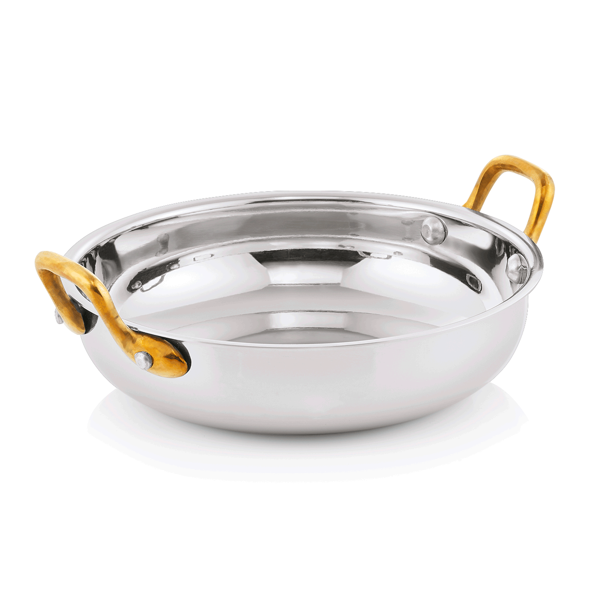 Silberne Pfanne mit goldenen Griffen.