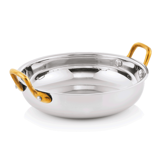 Silberne Pfanne mit goldenen Griffen.