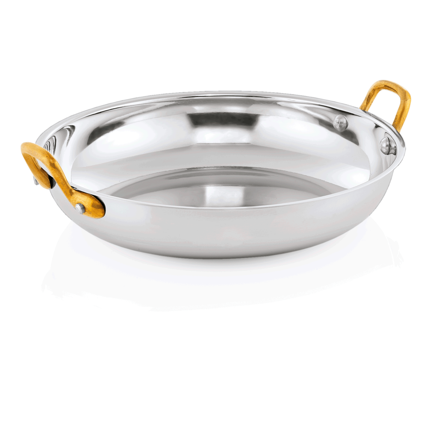 Silberne Pfanne mit goldenen Griffen.