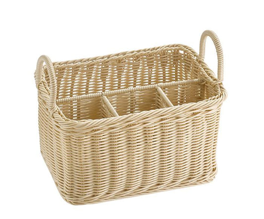 Geflochtener Korb mit Fächern.