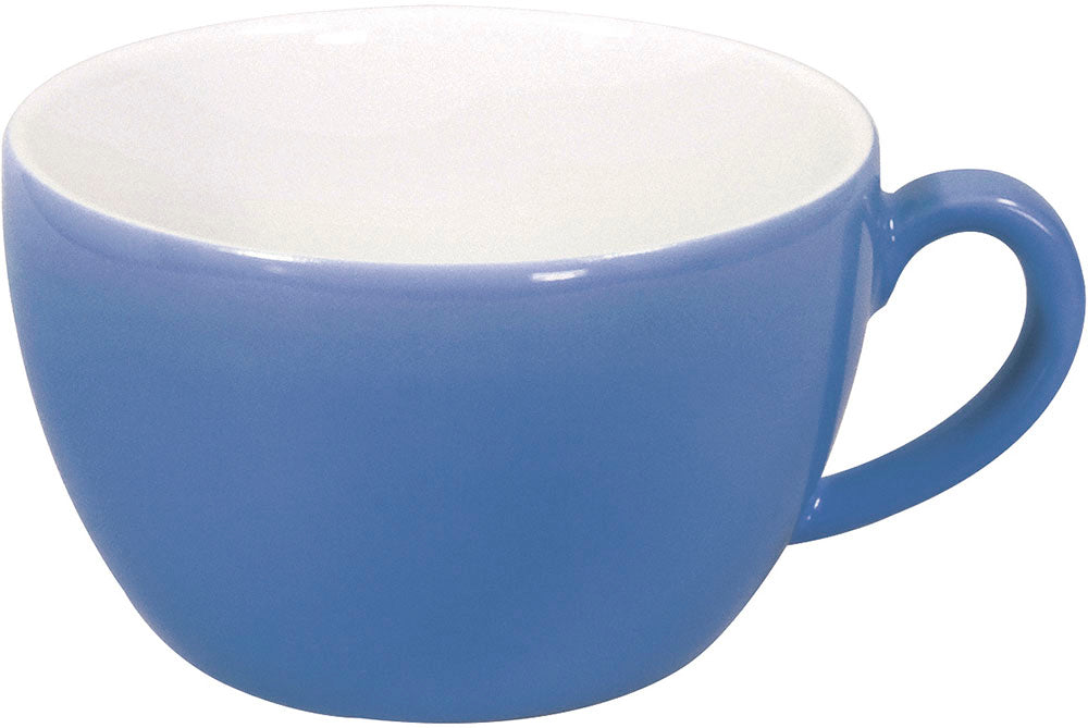 Blaue Kaffeetasse, Nahaufnahme, weißer Innenraum