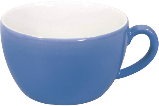 Blaue Kaffeetasse, Nahaufnahme, weißer Innenraum