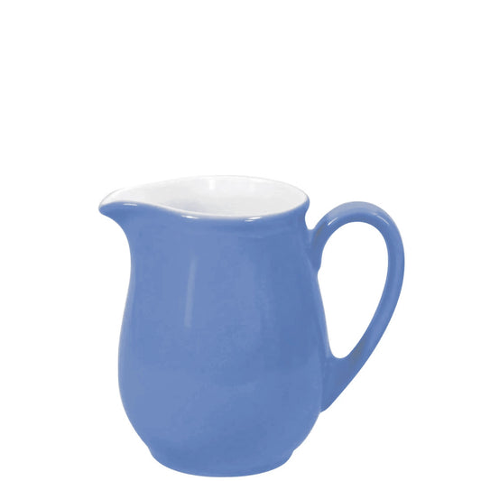Blaue Kaffeekanne auf weißem Hintergrund