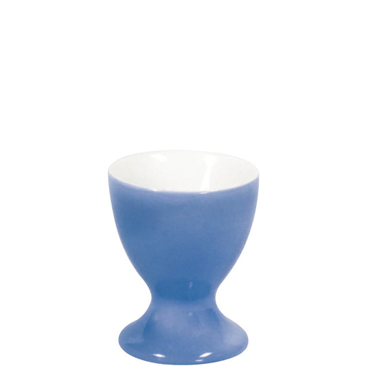 Blaue Eierbecher auf weißem Hintergrund