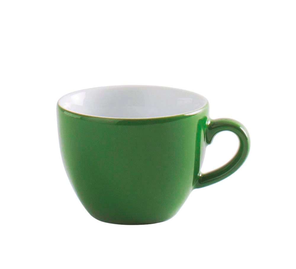 Grüne Kaffeetasse auf weißem Hintergrund