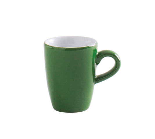 Grüne Kaffeetasse auf weißem Hintergrund