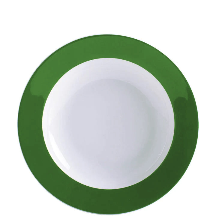 Leere grüne Essteller für Gastronomie