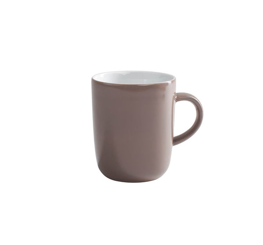 Weiße Kaffeetasse auf weißem Hintergrund