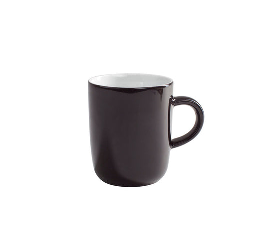 Schwarze Kaffeetasse auf weißem Hintergrund