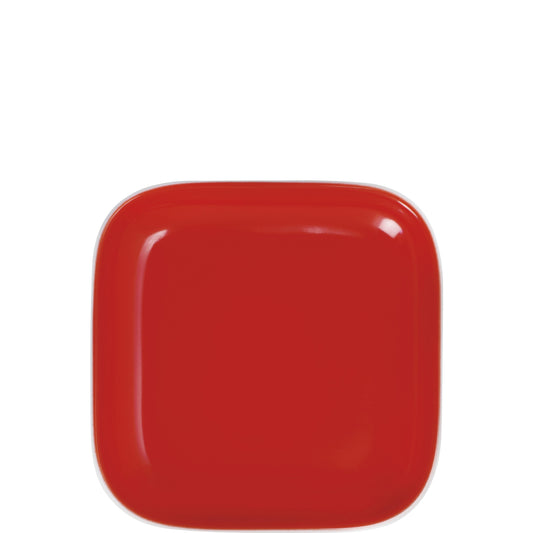 Roter quadratischer Porzellanteller.
