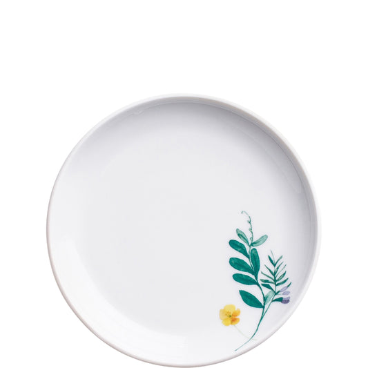 Weißer Teller mit Blumenmuster.