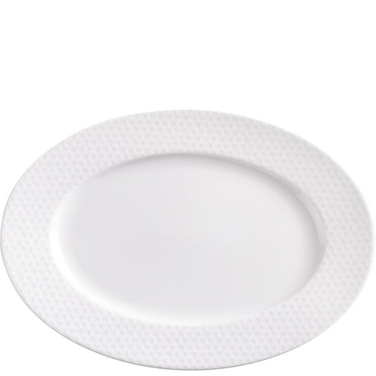 Weißer Porzellanteller mit Muster.