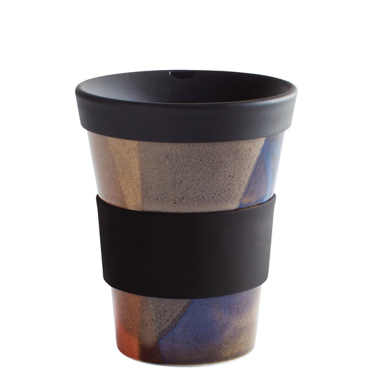 Mehrfarbiger Becher mit Silikonband.