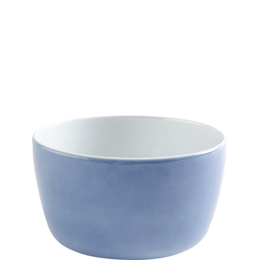 Blaue Porzellanschüssel auf weißem Hintergrund.