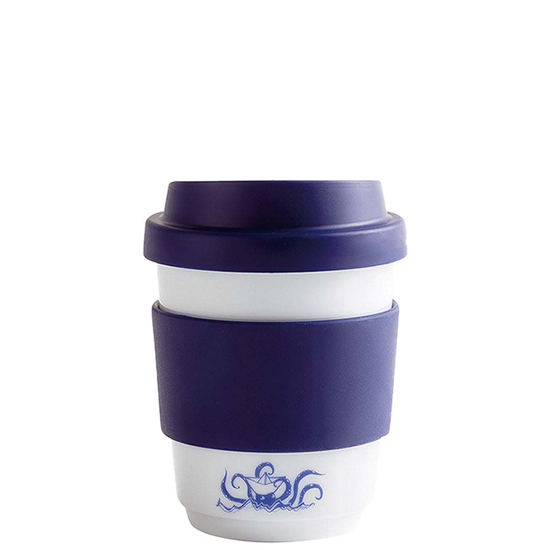 Becher mit blauem Oktopus-Motiv.